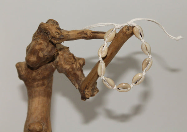 Bracelet with shell